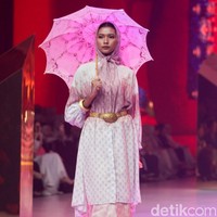 Inilah koleksi busana Lebaran 2024 kolaborasi Benang Jarum x Dian Pelangi yang terinspirasi dari kain tenun Palembang. Foto: Andhika Prasetia/detik.