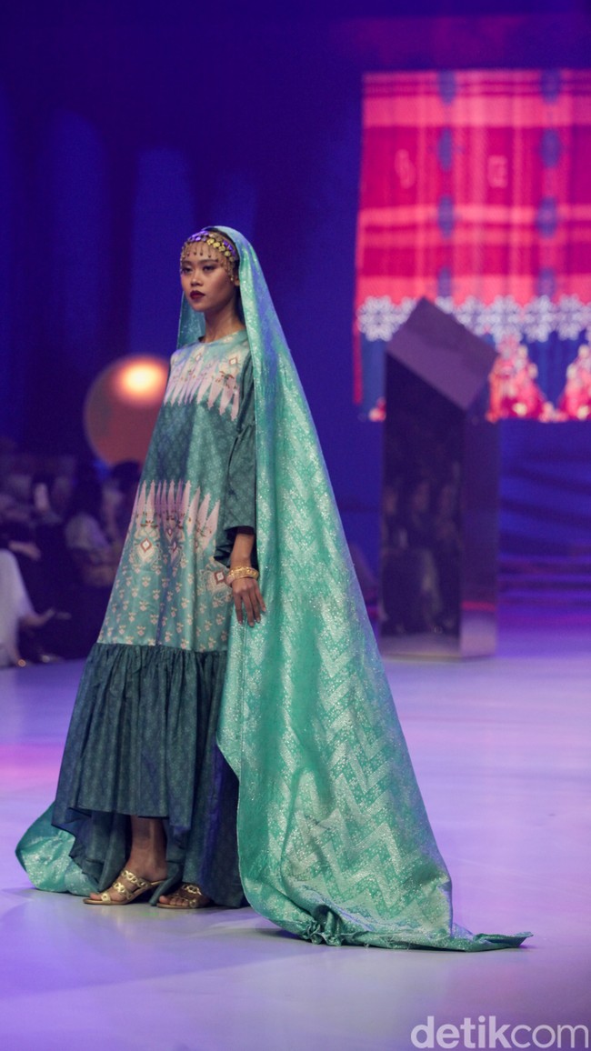 Inilah koleksi busana Lebaran 2024 kolaborasi Benang Jarum x Dian Pelangi yang terinspirasi dari kain tenun Palembang. Foto: Andhika Prasetia/detik.