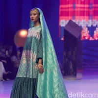 Inilah koleksi busana Lebaran 2024 kolaborasi Benang Jarum x Dian Pelangi yang terinspirasi dari kain tenun Palembang. Foto: Andhika Prasetia/detik.