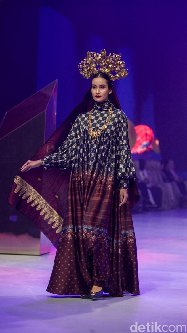 Inilah koleksi busana Lebaran 2024 kolaborasi Benang Jarum x Dian Pelangi yang terinspirasi dari kain tenun Palembang. Foto: Andhika Prasetia/detik.