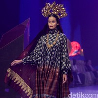 Inilah koleksi busana Lebaran 2024 kolaborasi Benang Jarum x Dian Pelangi yang terinspirasi dari kain tenun Palembang. Foto: Andhika Prasetia/detik.