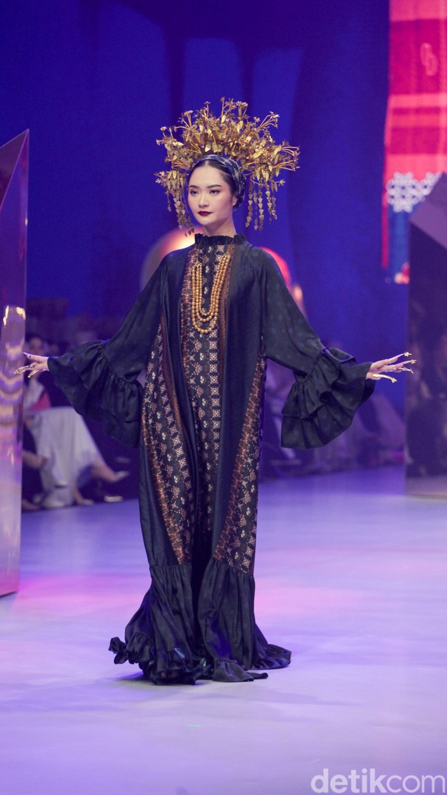 Inilah koleksi busana Lebaran 2024 kolaborasi Benang Jarum x Dian Pelangi yang terinspirasi dari kain tenun Palembang. Foto: Andhika Prasetia/detik.