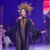Inilah koleksi busana Lebaran 2024 kolaborasi Benang Jarum x Dian Pelangi yang terinspirasi dari kain tenun Palembang. Foto: Andhika Prasetia/detik.