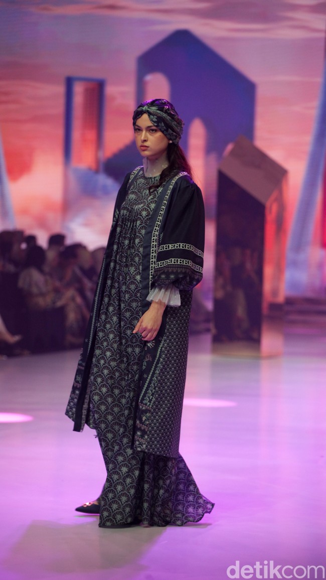 Inilah koleksi busana Lebaran 2024 kolaborasi Benang Jarum x Dian Pelangi yang terinspirasi dari kain tenun Palembang. Foto: Andhika Prasetia/detik.