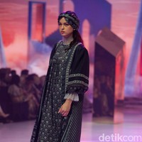 Inilah koleksi busana Lebaran 2024 kolaborasi Benang Jarum x Dian Pelangi yang terinspirasi dari kain tenun Palembang. Foto: Andhika Prasetia/detik.