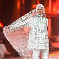 Inilah koleksi busana Lebaran 2024 kolaborasi Benang Jarum x Dian Pelangi yang terinspirasi dari kain tenun Palembang. Foto: Andhika Prasetia/detik.