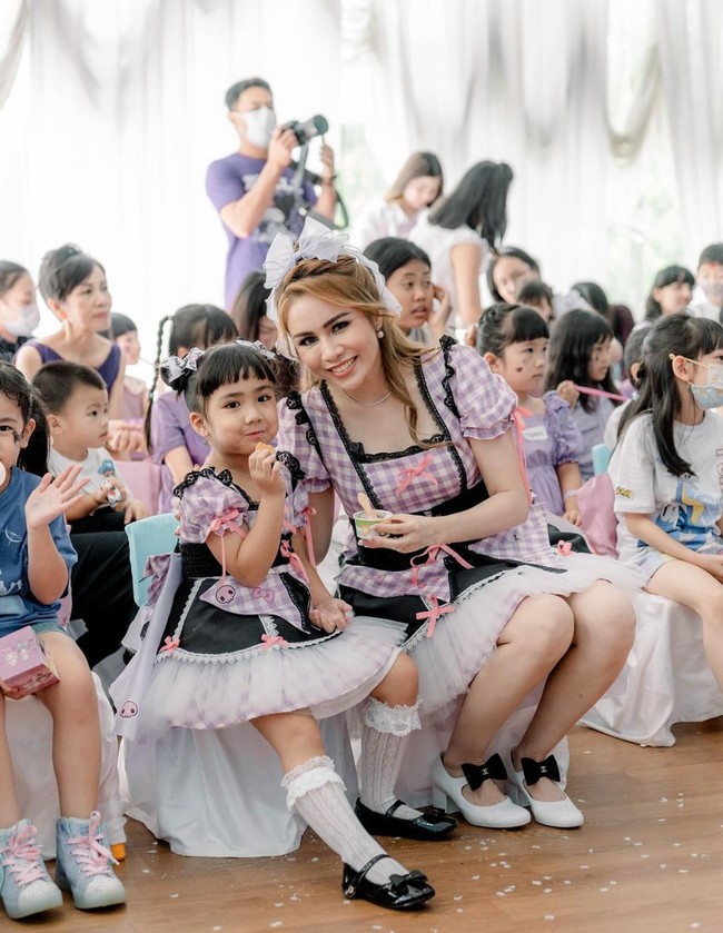 Berlokasi di Malang Smart Arena, pesta ulang tahun tersebut ramai dihadiri oleh teman-teman Briell. Lahir di Singapura pada 28 Februari 2019, tak terasa kini Briell sudah berusia 5 tahun. Foto: Instagram/@therealmomogeisha