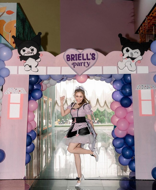 Penampilan Momo dilengkapi dengan sepasang sepatu putih dan pita di kepala yang membuatnya terlihat semakin imut. Diketahui kostum yang dikenakan Momo itu merupakan rancangan desainer Jesseang. Foto: Instagram/@therealmomogeisha