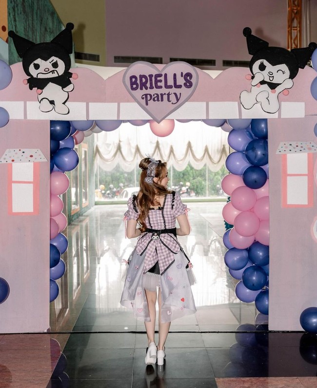 Pada bagian belakang dress yang dikenakannya itu terdapat pita cukup besar dan gambar karakter Kuromi. Tak sedikit netizen yang memuji penampilan Momo tersebut. Ada yang menyebut Momo terlihat bak Barbie. “Barbie,” komentar salah seoorang netizen. “Ini ibu ibu apa gadis ya? kok waow banget gini,” komentar lainnya. Foto: Instagram/@therealmomogeisha