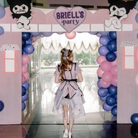 Pada bagian belakang dress yang dikenakannya itu terdapat pita cukup besar dan gambar karakter Kuromi. Tak sedikit netizen yang memuji penampilan Momo tersebut. Ada yang menyebut Momo terlihat bak Barbie. “Barbie,” komentar salah seoorang netizen. “Ini ibu ibu apa gadis ya? kok waow banget gini,” komentar lainnya. Foto: Instagram/@therealmomogeisha