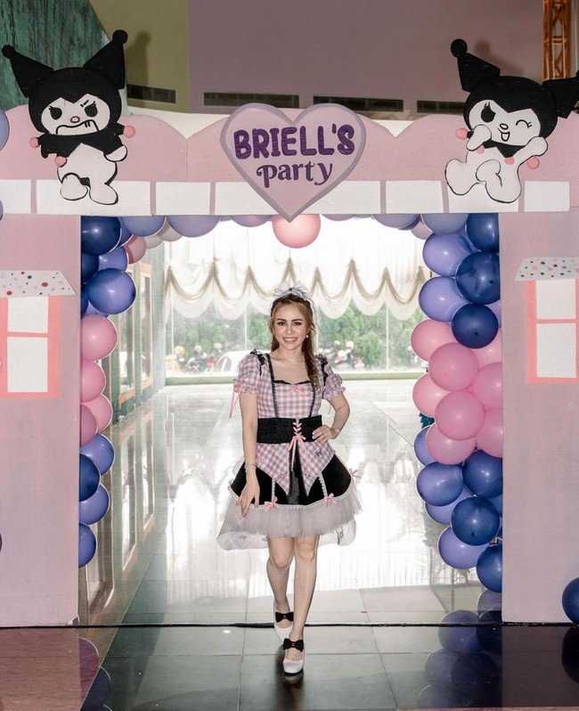 Dalam salah satu unggahannya Momo mengatakan bahwa dirinya harus menurunkan ego dan mengikuti kemauan sang anak dengan mengenakan pakaian tersebut. “Wearing Kuromi-themed dress at Briell’s special day. We both Matched dresses by @jesseatelier. Menurunkan ego mengikuti kemauan anak @sheenagabriellaaurorasamudra,” tulisnya. Foto: Instagram/@therealmomogeisha