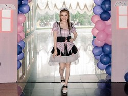 8 Foto Momo Geisha di Ultah ke-5 Sang Anak, Tampil Bak Barbie Pakai Rok Mini