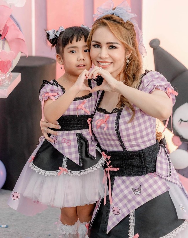 Ditambah riasan dari MUA Malang Nia Soeherman, Momo tampil cantik menawan dan awet muda. Meski saat ini Momo diketahui sudah memiliki 2 orang anak namun penampilannya memang masih begitu mempesona. Foto: Instagram/@therealmomogeisha