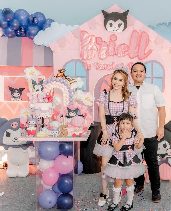 Momo Geisha dan suaminya, Reza Samudra baru saja menggelar acara ulang tahun yang meriah untuk putri pertamanya, Briell. Mengusung tema Kuromi, Momo dan Briell tampil kompak mengenakan kostum yang sama dengan sang anak. Foto: Instagram/@therealmomogeisha