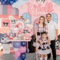 Momo Geisha dan suaminya, Reza Samudra baru saja menggelar acara ulang tahun yang meriah untuk putri pertamanya, Briell. Mengusung tema Kuromi, Momo dan Briell tampil kompak mengenakan kostum yang sama dengan sang anak. Foto: Instagram/@therealmomogeisha
