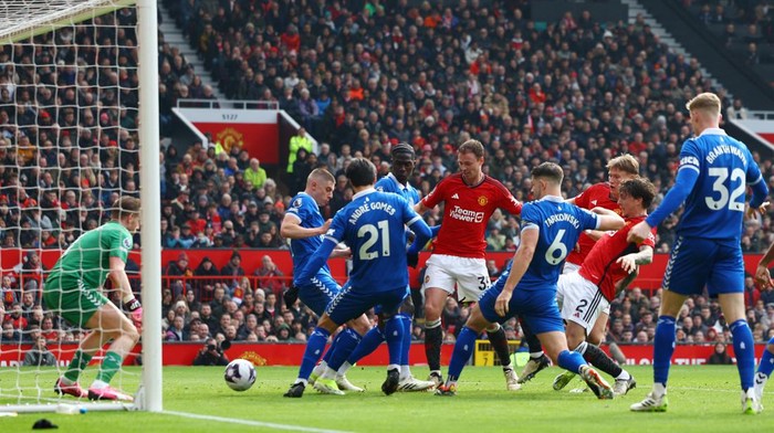 Soccer Football - Premier League - Manchester United v Everton - Old Trafford, Manchester, Britain - March 9, 2024 Evertons Jordan Pickford saves from Manchester Uniteds Jonny Evans REUTERS/Molly Darlington NO USE WITH UNAUTHORIZED AUDIO, VIDEO, DATA, FIXTURE LISTS, CLUB/LEAGUE LOGOS OR LIVE SERVICES. ONLINE IN-MATCH USE LIMITED TO 45 IMAGES, NO VIDEO EMULATION. NO USE IN BETTING, GAMES OR SINGLE CLUB/LEAGUE/PLAYER PUBLICATIONS.