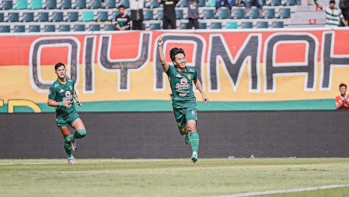 Muhammad Iqbal usai mencetak gol cepat ke gawang PSS Sleman