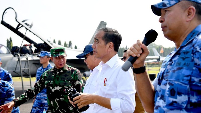 Panglima TNI Jenderal TNI Agus Subiyanto mendampingi Presiden Joko Widodo (Jokowi) dan Menhan Prabowo Subianto saat kunjungan kerja ke Lanud Iswahjudi, Magetan. (dok Puspen TNI)