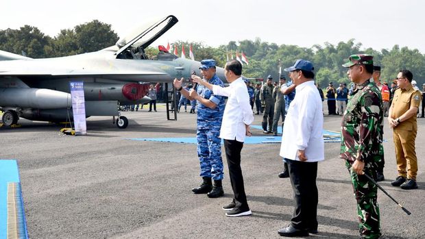Panglima TNI Jenderal TNI Agus Subiyanto mendampingi Presiden Joko Widodo (Jokowi) dan Menhan Prabowo Subianto saat kunjungan kerja ke Lanud Iswahjudi, Magetan. (dok Puspen TNI)