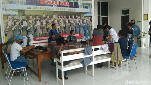 Para tersangka perusakan TPS-Pembakaran Logistik Pemilu di Kecamatan Parado Kabupaten Bima, NTB yang menyerahkan diri di kantor Kejaksaan Negeri Bima, Sabtu (9/3/2024). (Dok. Rafiin/detikBali)