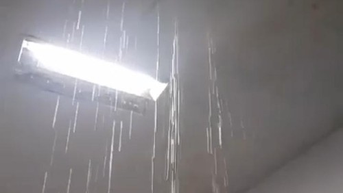 Pasien Rumah Sakit Umum (RSU) Bioklinik Gorontalo dievakuasi karena atap bocor akibat hujan. Dokumen Istimewa