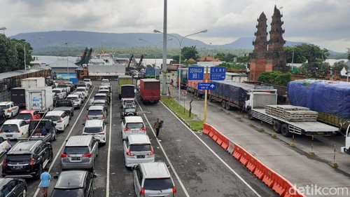 Antrean kendaraan yang mulai padat di Pelabuhan Gilimanuk menjelang Nyepi, Sabtu (9/3/2024).
