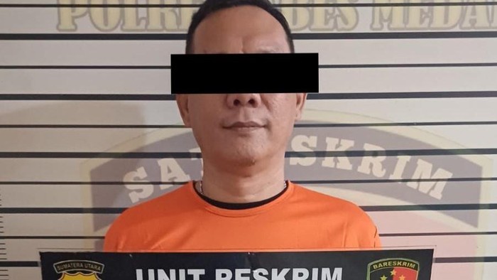 Pelaku IM saat diamankan di kantor polisi.