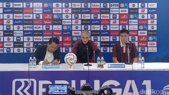 Pelatih Persis Solo Milomir Seslija saat konferensi pers usai laga melawan Barito Putera di Stadion Manahan, Solo, Sabtu (9/3/2024).