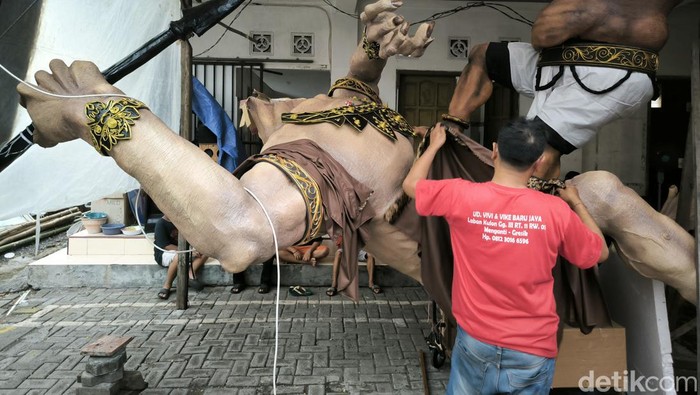pembuatan ogoh2 di gresik
