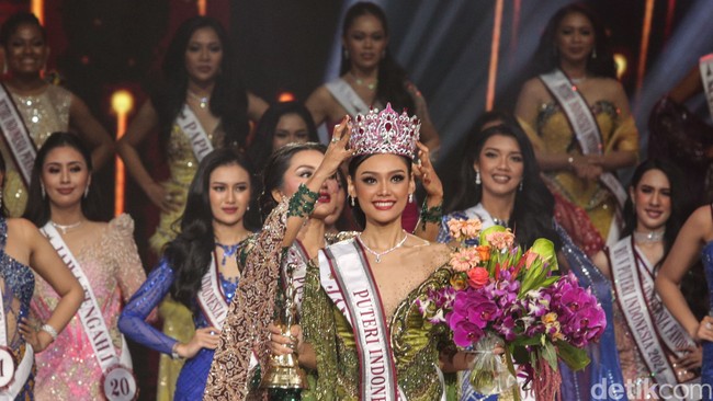 Tata terpilih di antara 42 finalis yang berkompetisi di ajang ini. Berbeda dari penyelenggaraan sebelumnya, Puteri Indonesia 2024 memiliki empat besar. (Foto: Rifkianto Nugroho/detikcom)