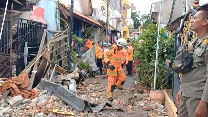 Penampakan rumah di Kembang Kuning Surabaya runtuh usai diterjang angin