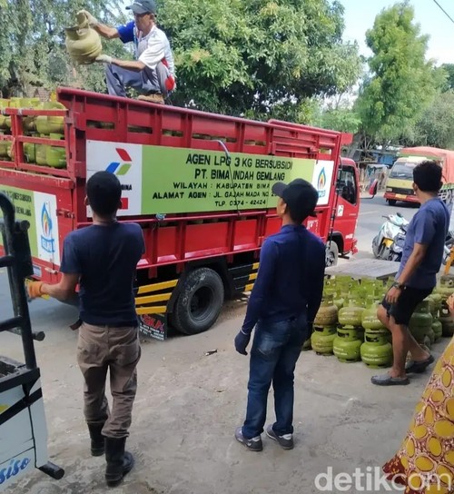 Penyaluran tabung LPG 3 kg di Kota Bima, NTB, beberapa waktu lalu. (Dok. Rafiin/detikBali)
