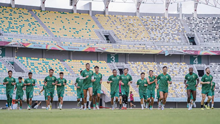 Pemain Persebaya Surabaya berlatih di Stadion Gelora Bung Tomo