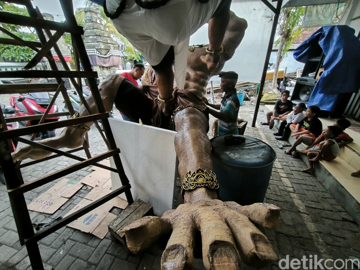 Persiapan pawai ogoh ogoh di Gresik