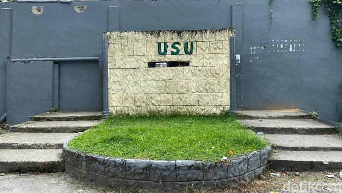 Pintu kecil yang menjadi akses masuk ke USU. Pintu ini dinamai Pintu Doraemon