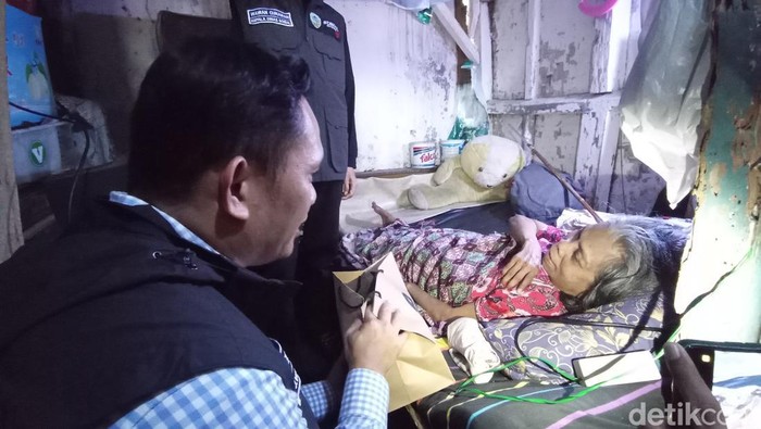 Pj Wali Kota Tasikmalaya Cheka Virgowansyah saat menyerahkan bantuan makan siang gratis bagi warga miskin dsri program Bakul Tasik.