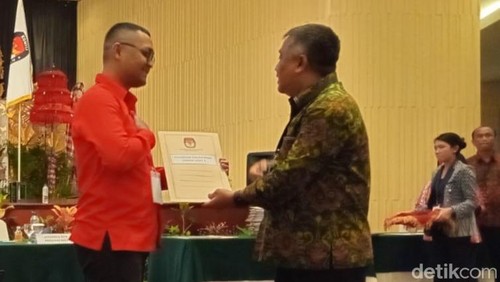 Wakil Sekretaris Badan Saksi Pemilu Nasional PDIP Bali Ketut Bela Nusantara (kiri) menerima berita acara rekapitulasi Pilpres 2024, Sabtu (9/3/2024).