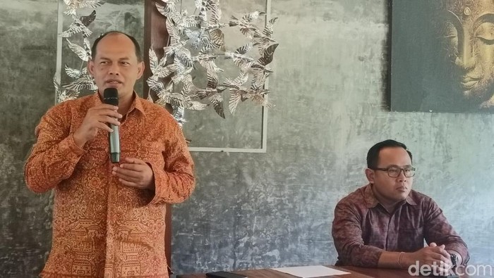 Senior Manager Komunikasi dan Umum PLN UID Bali Hamidi Hamid dan Manager Komunikasi PT PLN (Persero) UID Bali I Made Arya di Jalan Tukad Gangga, Denpasar, Bali pada Selasa (5/3/2024)