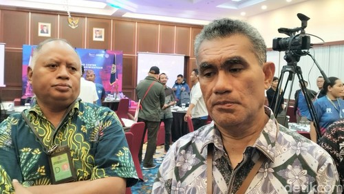 Plt Dirut BPOLBF Frans Teguh (kanan) dan Kepala Balai Taman Nasional Komodo (BTNK) Hendrikus Rani di Labuan Bajo, Jumat (8/3/204).