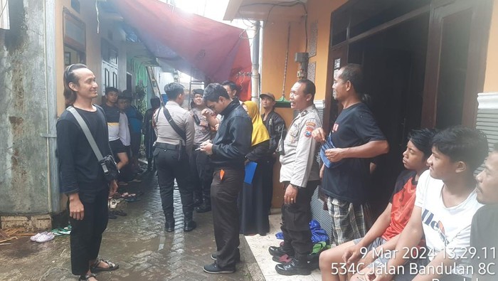 Polisi saat mengecek TKP bapak di Malang tewas kesetrum saat perbaiki genting rumah anaknya