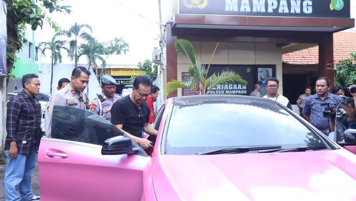 Polsek Mampang Prapatan menemukan kembali mobil Mercy milik warga yang dibawa kabur mantan sopirnya.