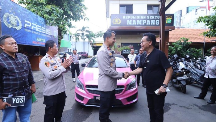 Polsek Mampang Prapatan menemukan kembali mobil Mercy milik warga yang dibawa kabur mantan sopirnya.