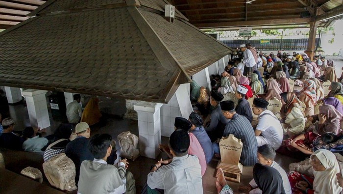 Sejumlah peziarah berdoa di samping Makam Sunan Bonang, Tuban, Jawa Timur, Sabtu (9/3/2024). Menjelang Ramadhan, pengunjung salah satu makam wali atau penyebar agama Islam di Jawa itu meningkat dibanding hari biasanya yakni dari sekitar dua ribu pengunjung per hari menjadi sepuluh ribu pengunjung per hari. ANTARA FOTO/Muhammad Mada/aww.