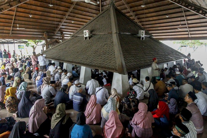 Sejumlah peziarah berdoa di samping Makam Sunan Bonang, Tuban, Jawa Timur, Sabtu (9/3/2024). Menjelang Ramadhan, pengunjung salah satu makam wali atau penyebar agama Islam di Jawa itu meningkat dibanding hari biasanya yakni dari sekitar dua ribu pengunjung per hari menjadi sepuluh ribu pengunjung per hari. ANTARA FOTO/Muhammad Mada/aww.