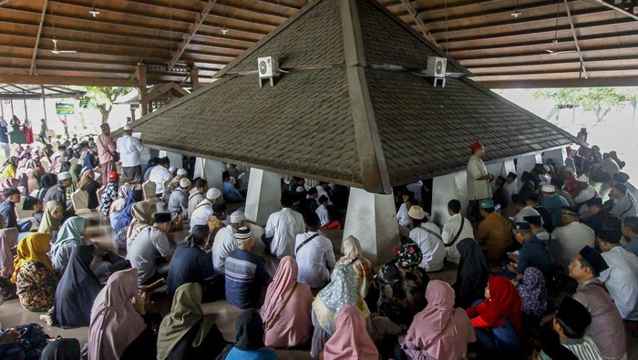 Sejumlah peziarah berdoa di samping Makam Sunan Bonang, Tuban, Jawa Timur, Sabtu (9/3/2024). Menjelang Ramadhan, pengunjung salah satu makam wali atau penyebar agama Islam di Jawa itu meningkat dibanding hari biasanya yakni dari sekitar dua ribu pengunjung per hari menjadi sepuluh ribu pengunjung per hari. ANTARA FOTO/Muhammad Mada/aww.