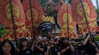 Peserta mengikuti kirab pawai ogoh-ogoh di Kota Baru, Yogyakarta, Sabtu (9/3/2024).