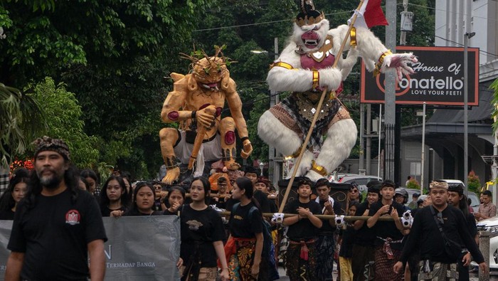 Peserta mengikuti kirab pawai ogoh-ogoh di Kota Baru, Yogyakarta, Sabtu (9/3/2024). Pawai yang diikuti oleh ratusan peserta tersebut dalam rangka menyambut Hari Raya Nyepi Tahun Baru Saka 1946. ANTARA FOTO/Andreas Fitri Atmoko/agr/aww.
