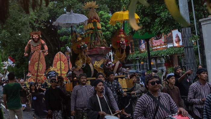 Peserta mengikuti kirab pawai ogoh-ogoh di Kota Baru, Yogyakarta, Sabtu (9/3/2024). Pawai yang diikuti oleh ratusan peserta tersebut dalam rangka menyambut Hari Raya Nyepi Tahun Baru Saka 1946. ANTARA FOTO/Andreas Fitri Atmoko/agr/aww.