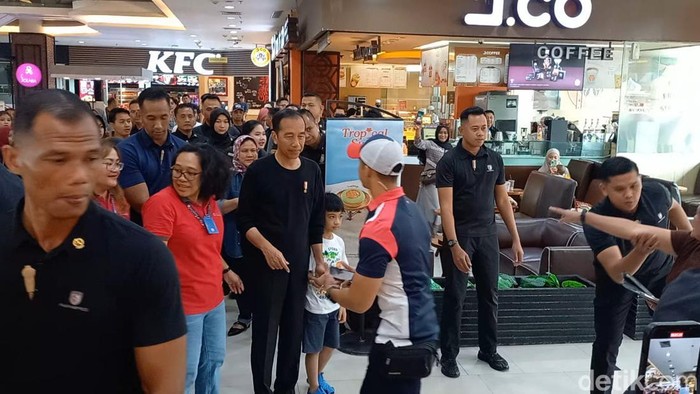 Presiden Joko Widodo (Jokowi) saat berada di Solo Squre Mall, Sabtu (9/3/2024).