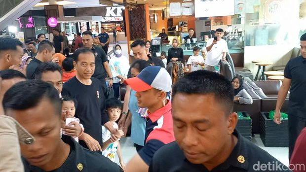 Presiden Joko Widodo (Jokowi) saat berada di Solo Squre Mall, Sabtu (9/3/2024).